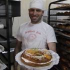 Óscar Llamazares con uno de los roscones de Reyes que elabora en Confitería León.