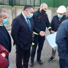 Un momento de la visita de Morán al parque de bomberos de Celada de la Vega. DL