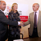 Pilar del Olmo firma convenios con el alcalde y el presidente de la Diputación de Ávila.