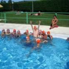 Un grupo de niños disfrutan de la piscina en uno de los campamentos urbanos