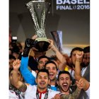 Los jugadores del Sevilla celebran el título de la Liga Europa. GILLIERON
