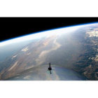 Vista de la Tierra desde el SpaceShipTwo, un cohete diseñado para el turismo espacial. EFE