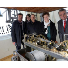 Los descendientes del relojero de Iruela, con el encargado del mantenimiento de la máquina, Jesús López (derecha). R.P. VIECO