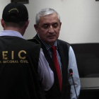 Otto Pérez Molina, custodiado por policías, este jueves en Guatemala.