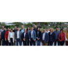 Tudanca y Cendón posan con los miembros de la lista del PSOE a las municipales, encabezada por José Miguel Palazuelo. RUBÉN