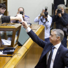 El lendakari, Iñigo Urkullu, vota durante la elección de la nueva mesa de la Cámara Vasca. AGUILAR
