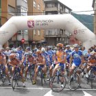 Los ciclistas antes de comenzar la carrera.