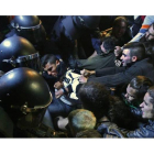 Un momento de tensión entre la policía y los manifestantes, ayer.