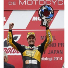 Thomas Luthi alzando su trofeo en el podio del Gran Premio de Japón.