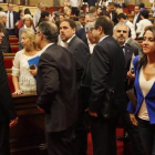 Inés Arrimadas pasa junto a miembros del Govern, este miércoles, en el hemiciclo del Parlament.