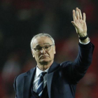 Claudio Ranieri saluda a los aficionados del Leicester, el miércoles en el Sánchez Pizjuán.