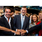 Ana Botella, Aznar, Rajoy, su esposa Elvira, Cospedal y Arenas se estrechan las manos en la clausura de la convención de Málaga.