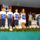 Los niños muestran el número agraciado con el primer premio de 600.000 euros.