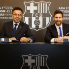 Messi y Bartomeu, en la firma de renovación.