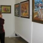 Una visitante de la exposición contempla algunas de las obras en la escuela de idiomas