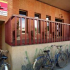 El primer obstáculo en el Ayuntamiento, subir al porche de entrada