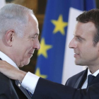 Macron y Netanyahu tras la reunión que han mantenido en París.