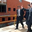 Herrera saluda a los trabajadores de las obras del hospital Río Hortega de Valladolid