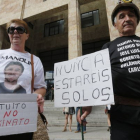 Familiares de las víctimas a las puertas de los juzgados en julio de 2015. JESÚS F. SALVADORES