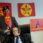 Un hombre amenaza al fiscal Mehmet Selim Kiraz en el palacio de justicia de Estambul.