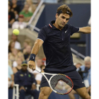 Federer devuelve la pelota al americano Young.