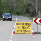 La carretera de Vegacervera fue cortada ayer debido a la inminente caída de piedras sobre la calzada.