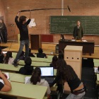 Un momento del rodaje de la serie ‘Guardianes del Temple’ en una aula de la Facultad de Veterinaria.