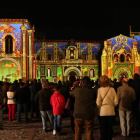 Miles de personas han visto desde 2010 el espectáculo de luz y sonido diseñado por Richemont que se proyecta en la fachada de San Isidoro. ARCHIVO