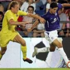 El jugador holandés del Villarreal Kromkamp disputa el balón con Mikel Arteta