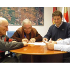 Los representantes de Alcazaba, junto al alcalde y el edil de Bienestar, en la firma del acuerdo.
