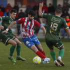 Una jugada del derbi entre el Atlético Astorga y el Atlético Bembibre en La Eragudina. JESÚS F. SALVADORES