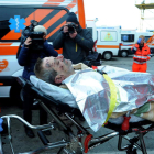 Un pasajero del ferry es trasladado al hospital a su llegada al puerto de Bari en Italia.