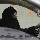 Foto de archivo de Aziza Al-Yousef conduciendo un coche en Riad como acto de protesta en el 2014 a favor de eliminar la ley que prohibe a las mujeres saudís conducir.