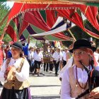 Las romeras portaron al apóstol Santiago bajo los pendones.