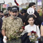 El líder opositor Nikol Pashinian (segundo por la izquierda) encabeza una marcha hacia el monumento de las víctimas del genocidio armenio, para conmemorar el 103 aniversario de la masacre, en Yereván, el 24 de abril.
