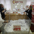 Un momento del sorteo celebrado en la Cámara de Comercio. FERNANDO OTERO