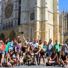 Todos los asistentes de la quedada posan frente a la Catedral de León después de realizar una visita al interior para ver las vidrieras.
