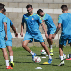 Morgado, único central del equipo, dentro del rondo. S. PÉREZ