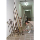 Ángeles Sevillano muestra las armas en el almacén del Museo Romano