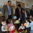 César Ánton, Juan Martínez Majo y Francisco Álvarez juegan con los menores.