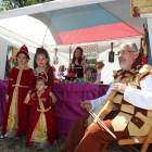 Vecinos y feriantes se ataviaron con trajes típicos para asistir a la feria que fue inaugurada por el alcalde roblano y por el vicepresidente de la Diputación.