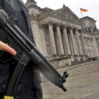 Un agente de la policía hace guardia junto al Reichstag, sede del parlamento, en Berlín.