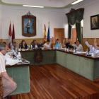 La corporación, reunida en el pleno que fija el funcionamiento.