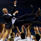El manteo de Zidane tras ganar la Champions para el Madrid en Kiev.