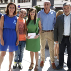 Los cuatro ediles de Ciudadanos, con un afiliado, delante del Ayuntamiento, tras la rueda de prensa. RAMIRO