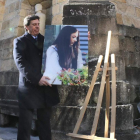 El padre de Diana Quer posa con un retrato de su hija en un acto de homenaje. LAVANDEIRA