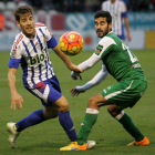 Álvaro Antón, izquierda, disputa un balón ante el Leganés. ANA F. BARREDO