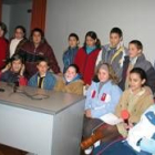 Los alumnos del taller de radio en una de sus primeras emisiones en directo