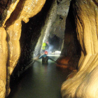 Espeleólogos en el interior de la cueva el pasado verano.