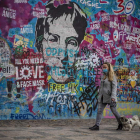 Mural en Praga dedicado a Lennon que conmemora el 40 aniversario de su muerte. MARTIN DIVISEK